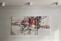 Абстрактное полотно, состоящее из трёх отдельных изображений