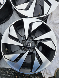 Honda r18 veljed (2 foto / 9)
