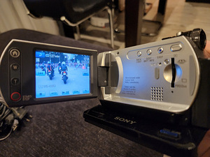 Videokaamera SONY DCR-SR32 30GB HDD (2 foto / 4)