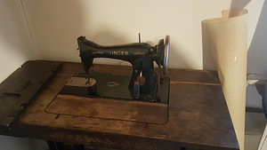 Старинная швейная машина Singer с ножным приводом
