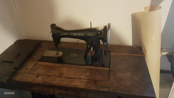 Старинная швейная машина Singer с ножным приводом (фото #1)
