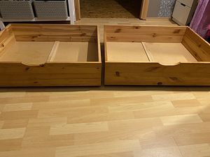Kaks männipuidust ratastega voodi (pesu) kasti (1 foto / 3)