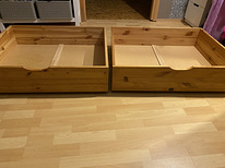 Kaks männipuidust ratastega voodi (pesu) kasti