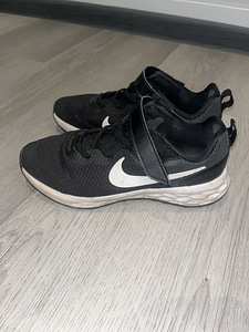 Tossud Nike 35 (1 foto / 2)