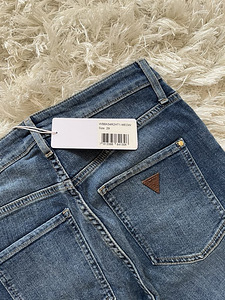 Джинсы Guess (2 фото из 3)