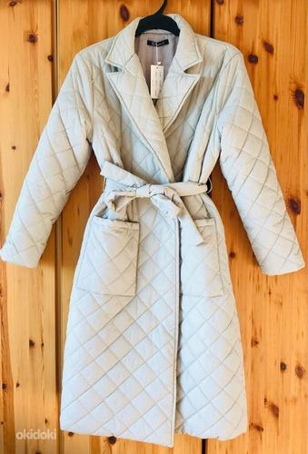 Новое светло-серое стеганое весеннее пальто с поясом М (фото #3)