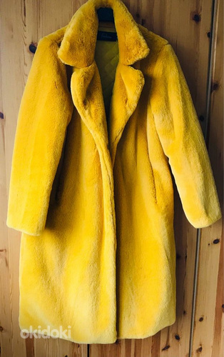 Новое светлое желтое пальто размера L (фото #2)