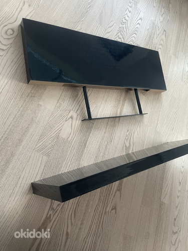 Musta värvi seinariiul