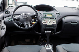 Аренда автомобиля Toyota Yaris Автомат BOLT FOOD/ WOLT (2 фото из 5)