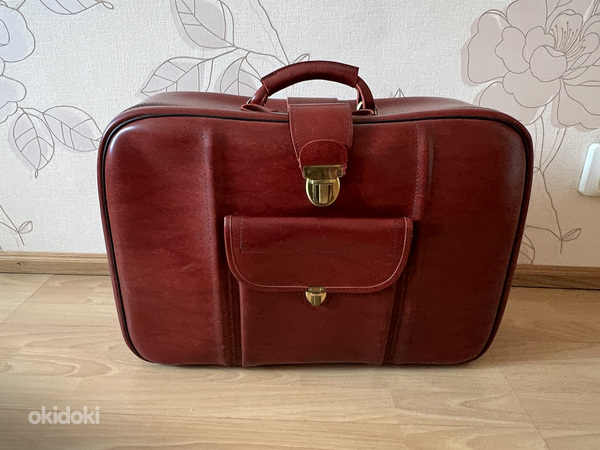 Ретро красный чемодан (фото #1)