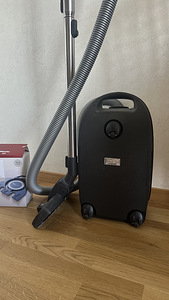 Miele пылесос (3 фото из 5)