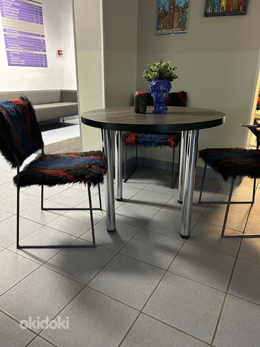 Столы и стулья из кафе (фото #1)