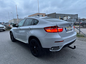 BMW X6 xDrive50i Individual FL Shadowline 4.4 V8 300kW (2 foto / 15)