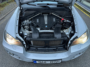 BMW X6 xDrive50i Individual FL Shadowline 4.4 V8 300kW (15 foto / 15)