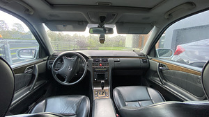Mercedes-Benz E320 (4 foto / 6)