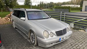 Mercedes-Benz E320 (5 foto / 6)