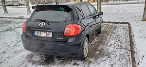 Toyota Auris (2 фото из 15)