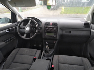 Volkswagen Touran (7 foto / 10)