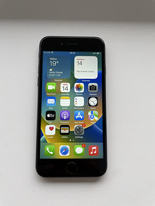 iPhone 8 (черный) 64 ГБ (3 фото из 5)