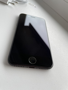 iPhone 8 (черный) 64 ГБ (4 фото из 5)