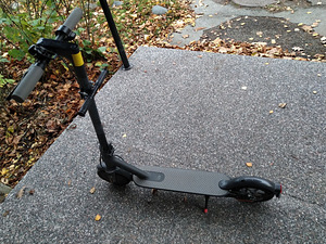 Электрический самокат Xiaomi Mi Electric Scooter Pro 1 (1 фото из 7)