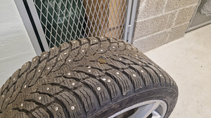 Шипованные шины Bentley с дисками 275.35.20 Nokian (2 фото из 2)