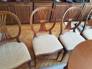 Круглый стол и 4 стула (3 фото из 6)