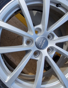 Audi A4 5×112 R17 оригинальные литые диски с хорошими шина (1 фото из 9)