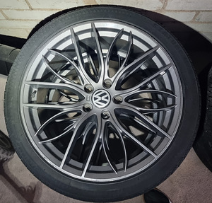Литые диски Multivan T5 5×120 R20 с всесезонными шинами (1 фото из 8)