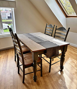 Täispuidust kvaliteetsed laud ja toolid (1 foto / 3)