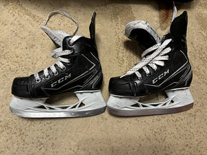 Jäähoki uisud CCM Ribcor 64K 12Y laste suurus 30,5 (2 foto / 4)