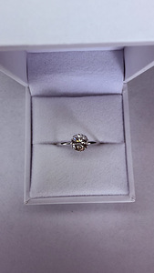 Uus valge kulla 14K (585) sõrmus, 1,5g, 0,90ct (4 foto / 5)