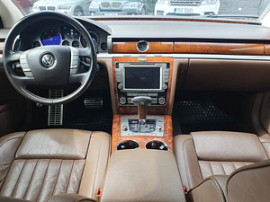 Volkswagen Phaeton (5 фото из 8)
