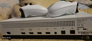 XBOX ONE S 1TB , 2 PULTI + 1MÄNG (2 foto / 7)