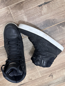 AlpineStars J-6 moto saapad (1 foto / 4)