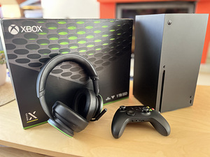 Xbox Series X + беспроводная гарнитура (1 фото из 2)