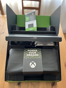 Xbox Series X + беспроводная гарнитура (2 фото из 2)