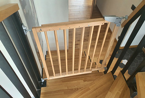 Детские ворота безопасности на лестницу.Лестничные ворота
