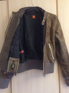 Hugo Boss,размер S,оригинал,кожа (1 фото из 3)