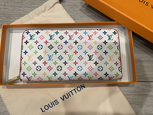 Louis Vuitton Новый кошелек (1 фото из 3)