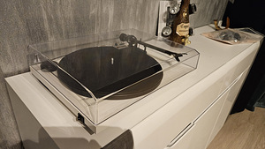 Проигрыватель винила Pro-Ject Essential II (1 фото из 2)