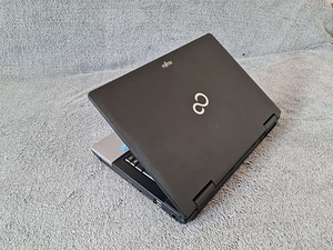 Fujitsu LifeBook S752 (3 foto / 4)
