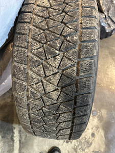 Продам резину Bridgestone Blizzak DM-V2 265/60R18 (2 фото из 3)