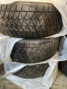 Продам резину Bridgestone Blizzak DM-V2 265/60R18 (3 фото из 3)