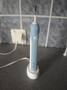 Зубная щетка Oral-B. (1 фото из 2)