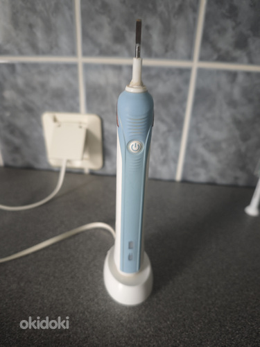 Зубная щетка Oral-B.