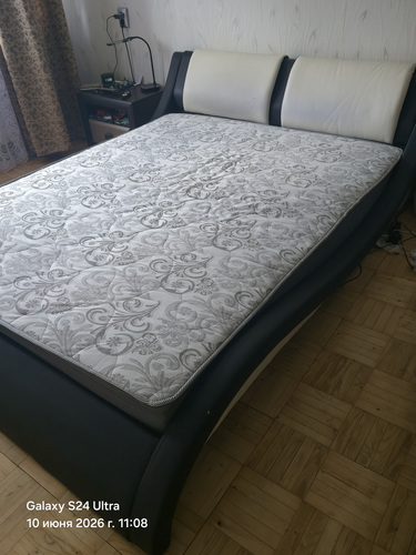 Продам двухспальную кровать с матрасом