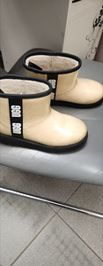 UGG (1 фото из 2)