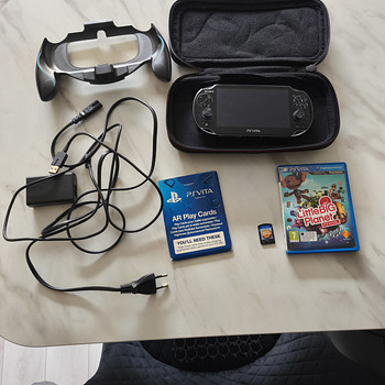 Sony PS Vita + 2 игры + дополнительные аксессуары