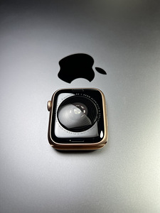 Apple Watch SE GPS 44mm Aluminium Gold BH72% (4 foto / 9)